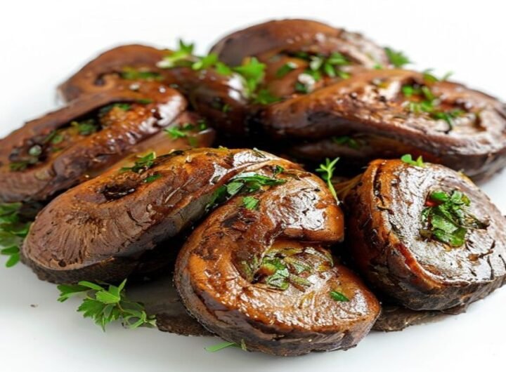 Фаршированные грибы с сыром и луком, запеченные в духовке