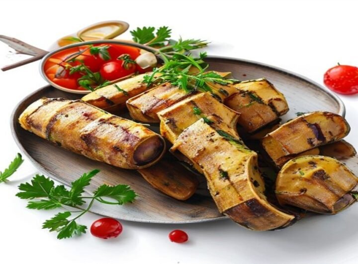 Картофельные дольки с розмариновым соусом и чесноком, подаются с кетчупом