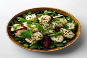 Картофельный салат с горчицей и колбасой в майонезе, посыпанный сыром и зеленью