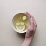Картофельный салат с колбасой и горчицей в майонезе, посыпанный сыром и зеленью