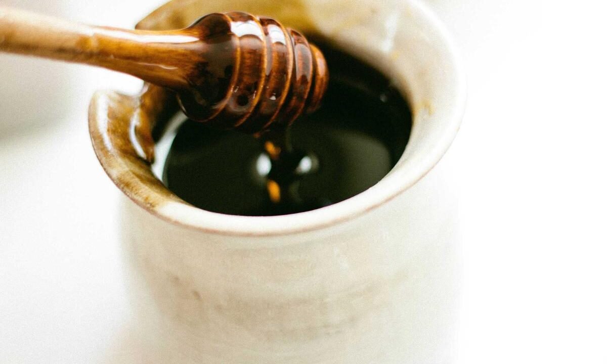 Мясо в сахарной глазури с апельсинами и имбирем, подается с рисом и кунжутом