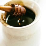 Мясо в сахарной глазури с апельсинами и имбирем, подается с рисом и кунжутом