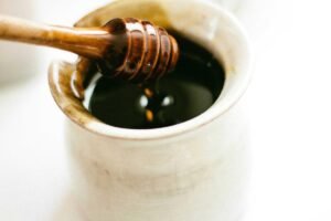 Мясо в сахарной глазури с апельсинами и имбирем, подается с рисом и кунжутом