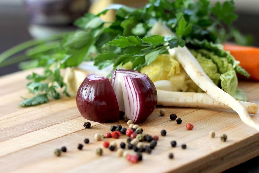 Пельмени с картофелем и тушенкой, подаются с сметаной и зеленью