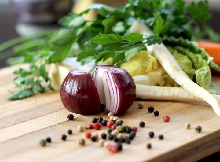 Пельмени с картофелем и тушенкой, подаются с сметаной и зеленью