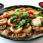 Пельмени с тушенкой, подаются с картофельным пюре и зеленью