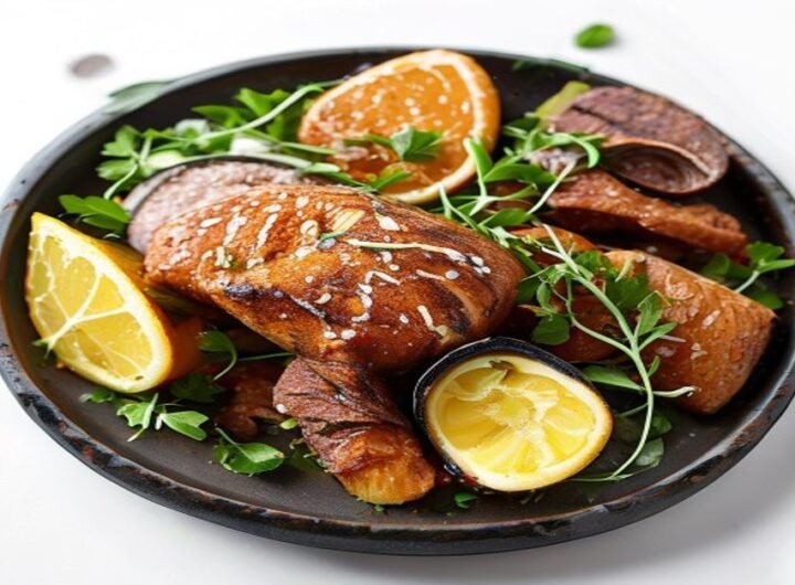 Свиные котлеты с картофельными лепешками и горчицей, подаются с кетчупом